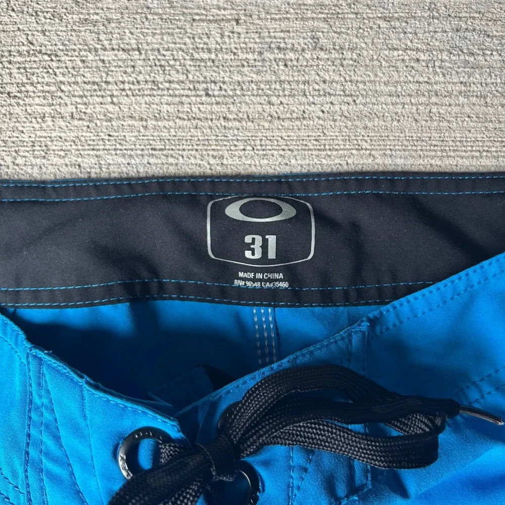 Vintage 2000s Y2K Oakley men's 31 board shorts